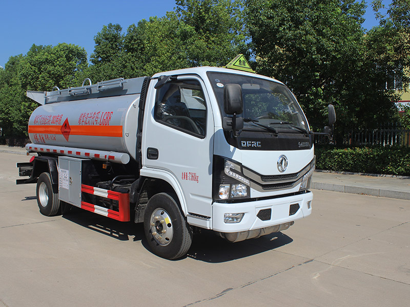 東風(fēng)多利卡4.3立方SCS5070GYYEQ6運油車